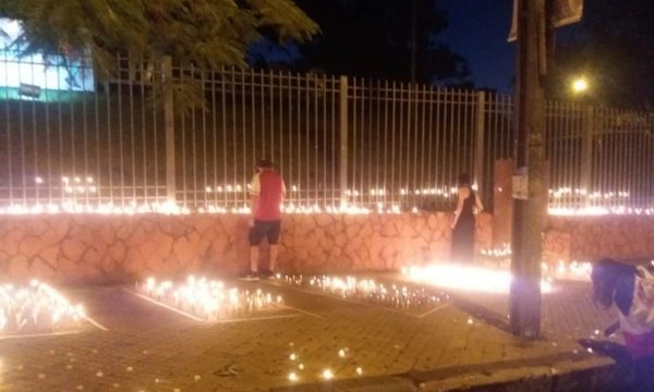 Encienden velas por fallecidos Covid frente a Salud