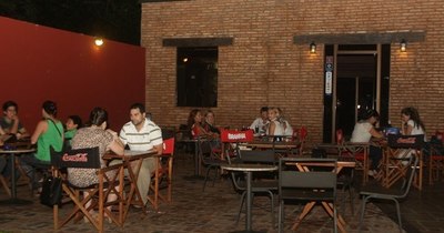 La Nación / Medidas restrictivas: bares y restaurantes pedirán suspensiones para sus trabajadores
