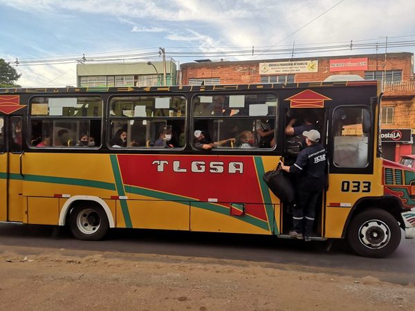 Vista gorda oficial ante transportistas que regulan y van con buses repletos - ADN Digital