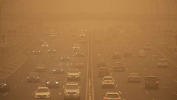 La mayor tormenta de arena en 10 años cubre el cielo de Pekín