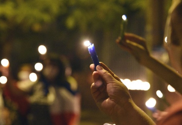 Prenden vela frente a Salud en memoria de fallecidos por Covid-19