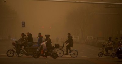 La Nación / Pekín, sumido en la mayor tormenta de arena de la década