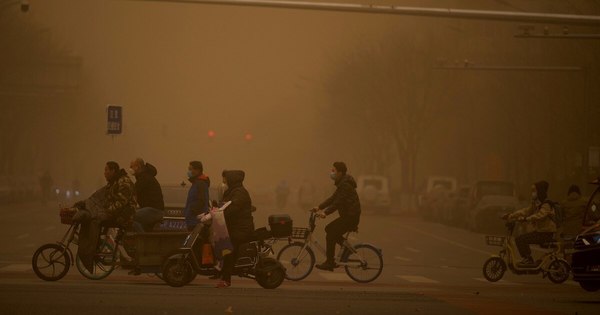 La Nación / Pekín, sumido en la mayor tormenta de arena de la década