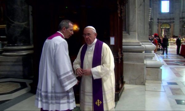 Vaticano aclara que no puede bendecir uniones homosexuales