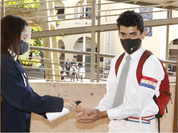 Padres de alumnos rechazan suspensión de clases presenciales