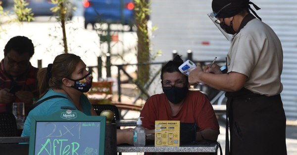 La Nación / Restaurantes sí cumplen con protocolos, bares los ignoran, según termómetro en redes