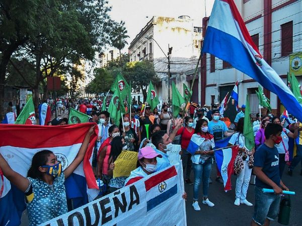 Para universitarios, restricciones no solucionan el colapso sanitario