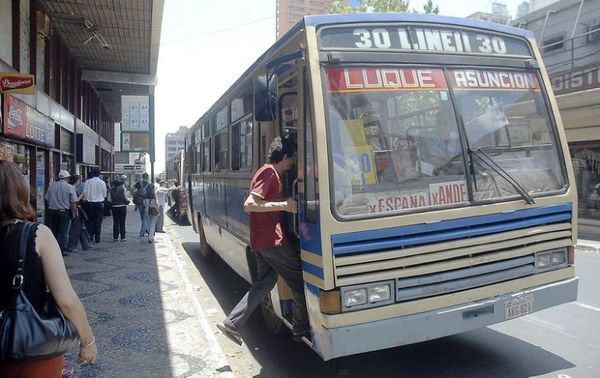 Sancionan a transportistas por regulada y evalúan sacar unidades de las FFAA