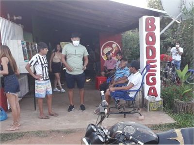 Un hombre con arresto domiciliario golpea a un policía