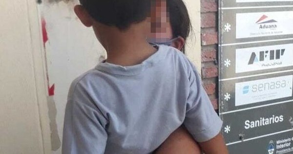 La Nación / El Ministerio de la Niñez entregó a niño argentino a su madre