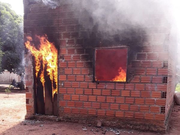 Vela provoca incendio y una familia queda en la calle en Concepción