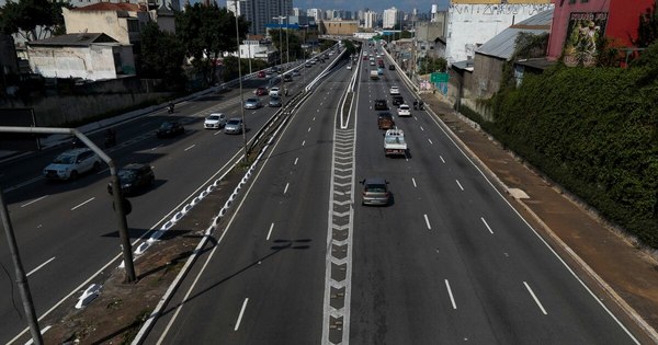 La Nación / Con calles vacías y metro atestado, Sao Paulo inició fuertes restricciones