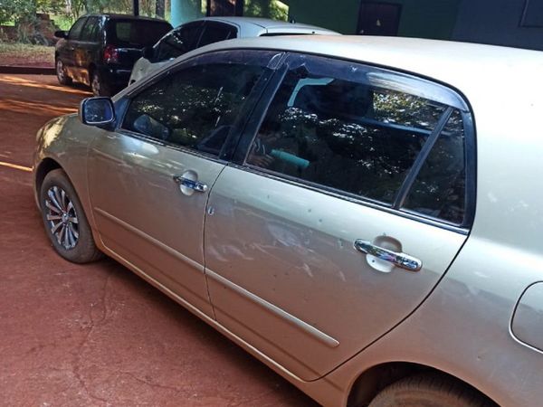 Cuatro hombres acribillan el vehículo de un joven en Yatytay