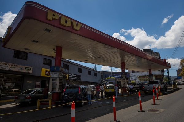 Ganaderos venezolanos buscan una solución a la escasez de combustible - MarketData