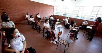La Nación / UNE exige declarar “emergencia educativa” y vacunación de docentes contra el COVID-19