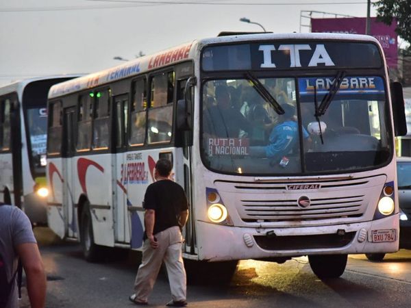 Apurado por reguladas, Gobierno dispone de buses de las FFAA y Caminera