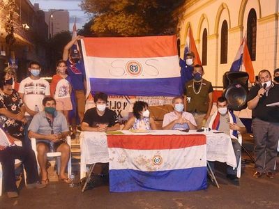 Protestas siguen frente al Congreso, pese a medidas de toque de queda