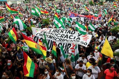 Miles protestan en Bolivia para denunciar una “persecución” del oficialismo  - Mundo - ABC Color