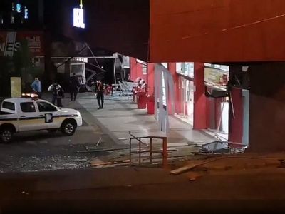 Entre diez reventaron dos cajeros para llevarse una millonada