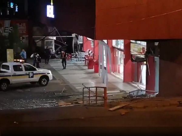 Entre diez reventaron dos cajeros para llevarse una millonada