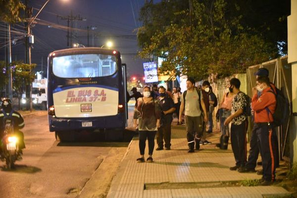 Buses del Gobierno intentan aminorar golpe de reguladas pero son insuficientes - Nacionales - ABC Color