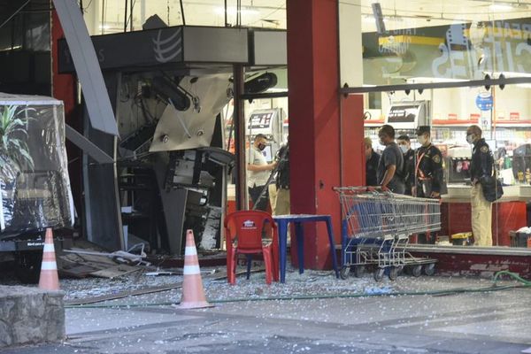 Explosionan dos cajeros automáticos en zona de Tres Bocas - Nacionales - ABC Color