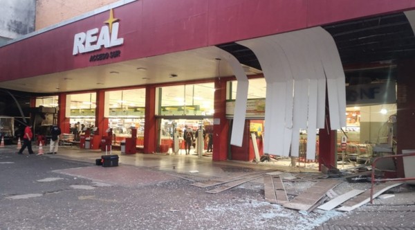 Dos cajeros fueron detonados en un supermercado de Acceso Sur