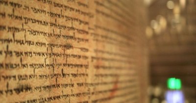 La Nación / Israel revela un manuscrito bíblico de 2.000 años de antigüedad