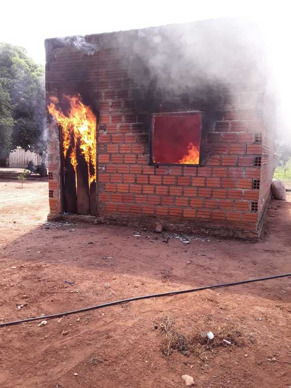 Vela provoca incendio y una familia queda en la calle en Concepción