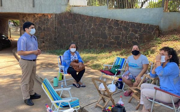 Kunzle visita a familiares de pacientes del Hospital Integrado
