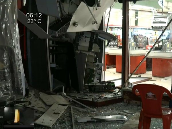 Revientan con explosivos dos cajeros automáticos en Fernando de la Mora · Radio Monumental 1080 AM