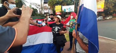 Manifestantes contra la corrupción van llegando a la zona comercial de CDE - ABC en el Este - ABC Color