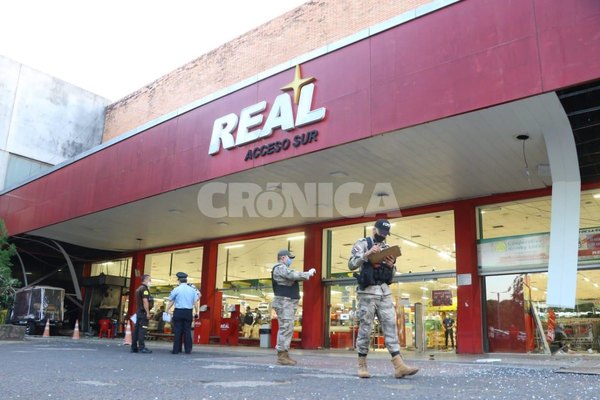 Crónica / Delincuentes explotaron dos cajeros en supermercado de Acceso Sur