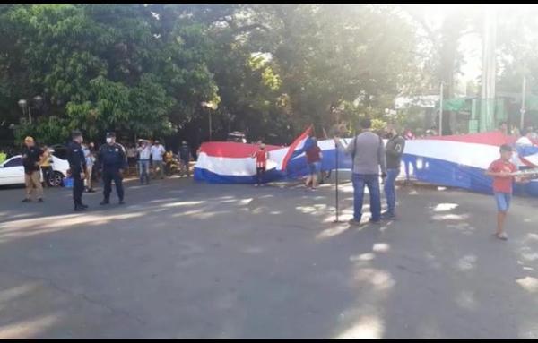 Cierran ruta PY 02 en CDE y siguen protestando contra Mario Abdo