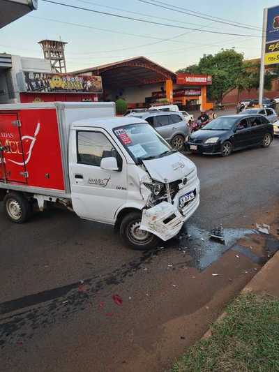 Desperfecto mecánico provoca accidente de tránsito en Ciudad del Este - La Clave
