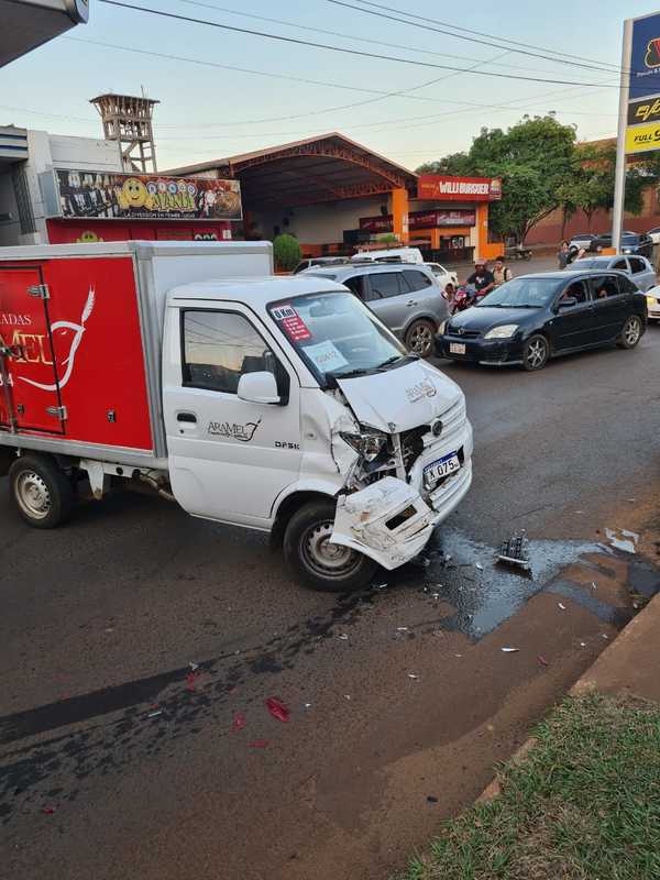 Desperfecto mecánico provoca accidente de tránsito en Ciudad del Este - La Clave