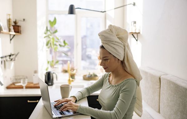 Por qué dejar que el cabello se seque sin el secador