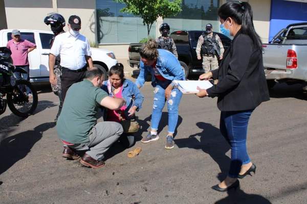 Intendente auxilió a mujer que sufrió accidente de tránsito – Prensa 5