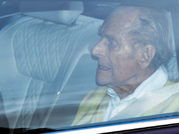 Esposo de la reina Isabel II sale del hospital tras 28 días ingresado