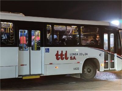 Usuarios denuncian esperas de más de dos horas por reguladas: "Es indigno viajar así"