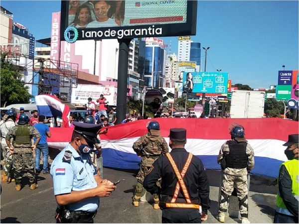 Ciudadanos se manifiestan y cierran Puente de la Amistad en el Este