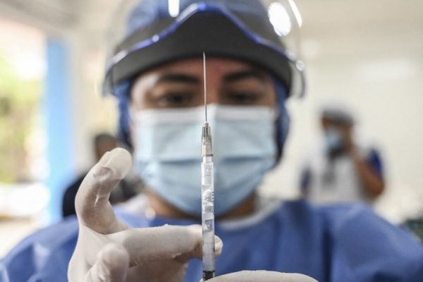 Colombia: Familiares de un anciano denuncian que lo vacunaron con una “jeringa vacía” | Ñanduti