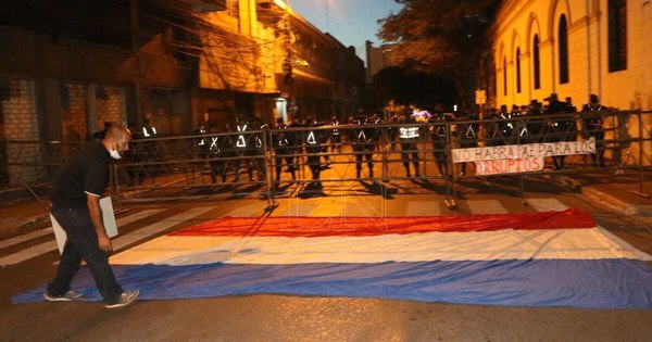 La Nación / Campesinos y estudiantes se suman a la protesta contra el Gobierno
