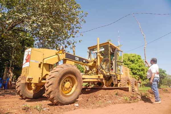 Precandidato a la concejalía de CDE realiza obras viales en el km 10 Acaray - La Clave