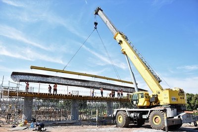 En Chaco’i los trabajos se intensifican para construir el viaducto de acceso al Puente Héroes del Chaco | .::Agencia IP::.