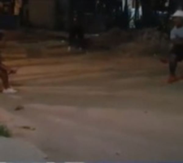 Presuntos adictos se enfrentan a cuchilladas en plana calle - Paraguay.com