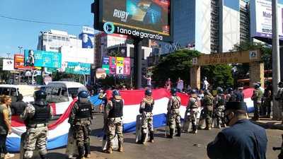 CDE: Manifestantes cierran el Puente de la Amistad exigiendo la renuncia de Marito y Velázquez - ADN Digital