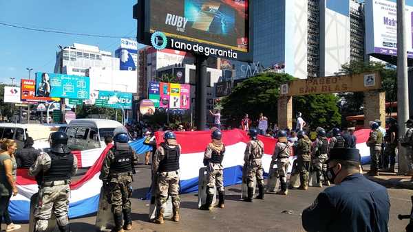 CDE: Manifestantes cierran el Puente de la Amistad exigiendo la renuncia de Marito y Velázquez - ADN Digital