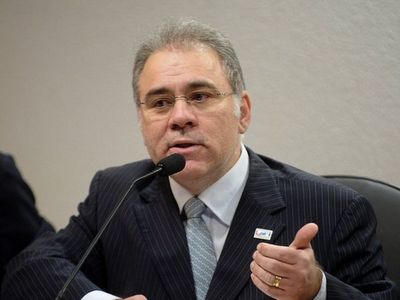 Nuevo ministro de Salud aclara que Bolsonaro dicta política anti-Covid