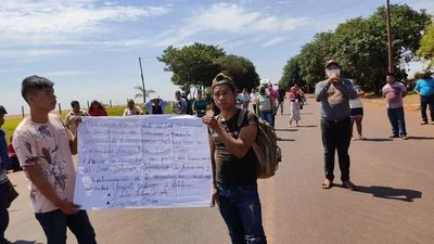 Indígenas cierran ruta y acusan de “coimeros” a funcionarios del Indi - Nacionales - ABC Color